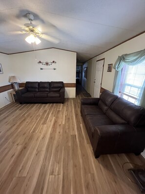 Fernseher, DVD-Player, Bücher, Videothek