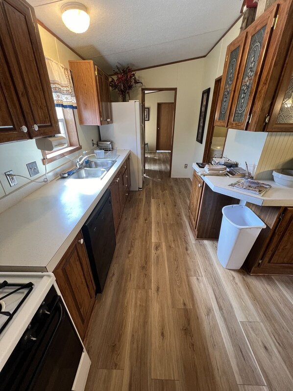 Réfrigérateur, four à micro-ondes, un four, surface de cuisson