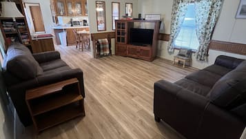 Una televisión, un reproductor de DVD, libros, una videoteca