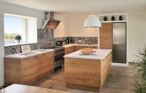 Réfrigérateur, micro-ondes, plaque de cuisson, lave-vaisselle
