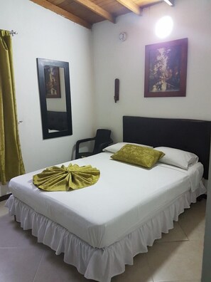 ベーシック ダブルルーム | 客室ごとに異なる装飾、遮光カーテン、アイロン / アイロン台、WiFi (無料)