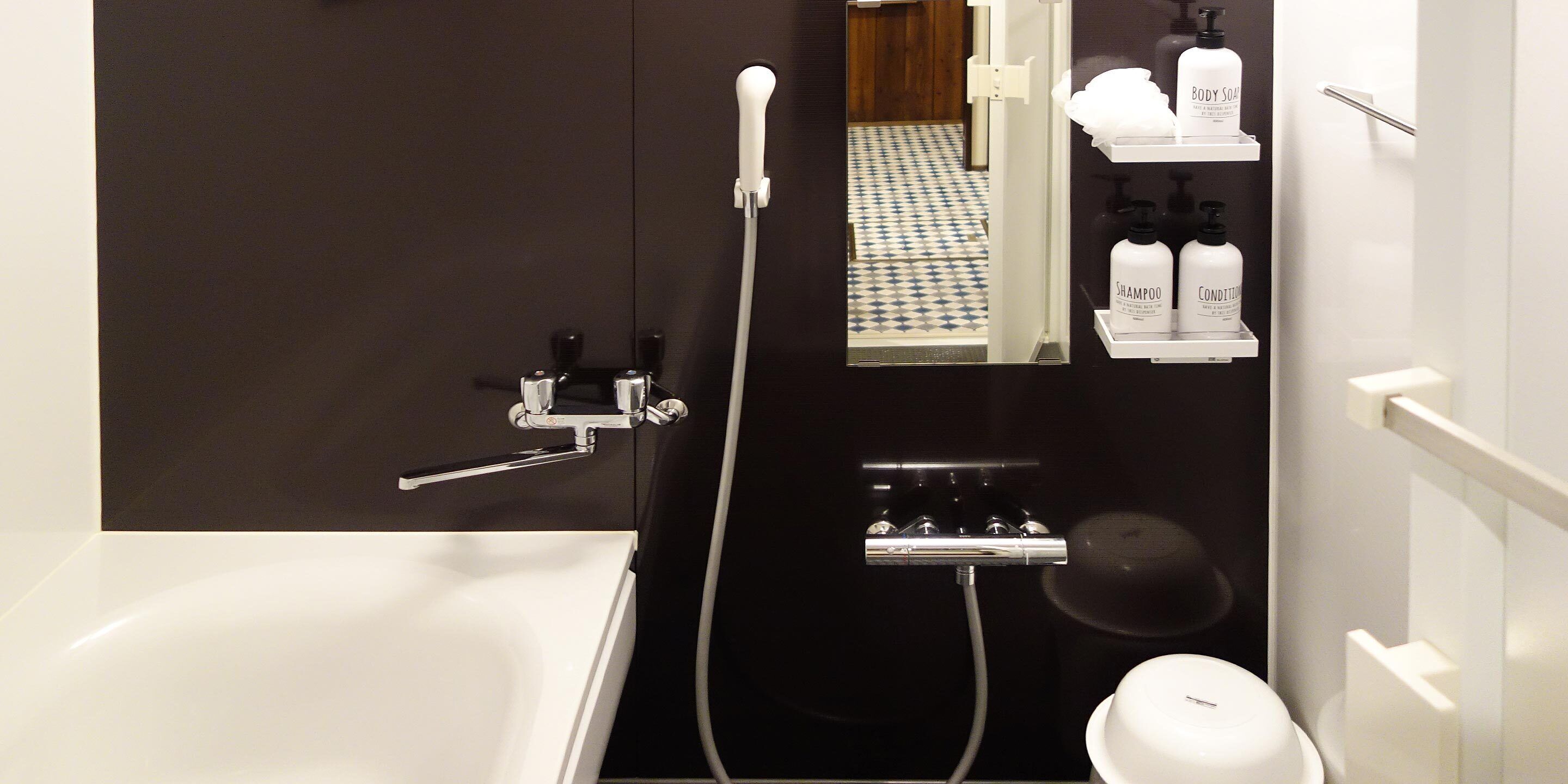 Ein modernes Badezimmer mit Badewanne, Dusche und Spiegel.