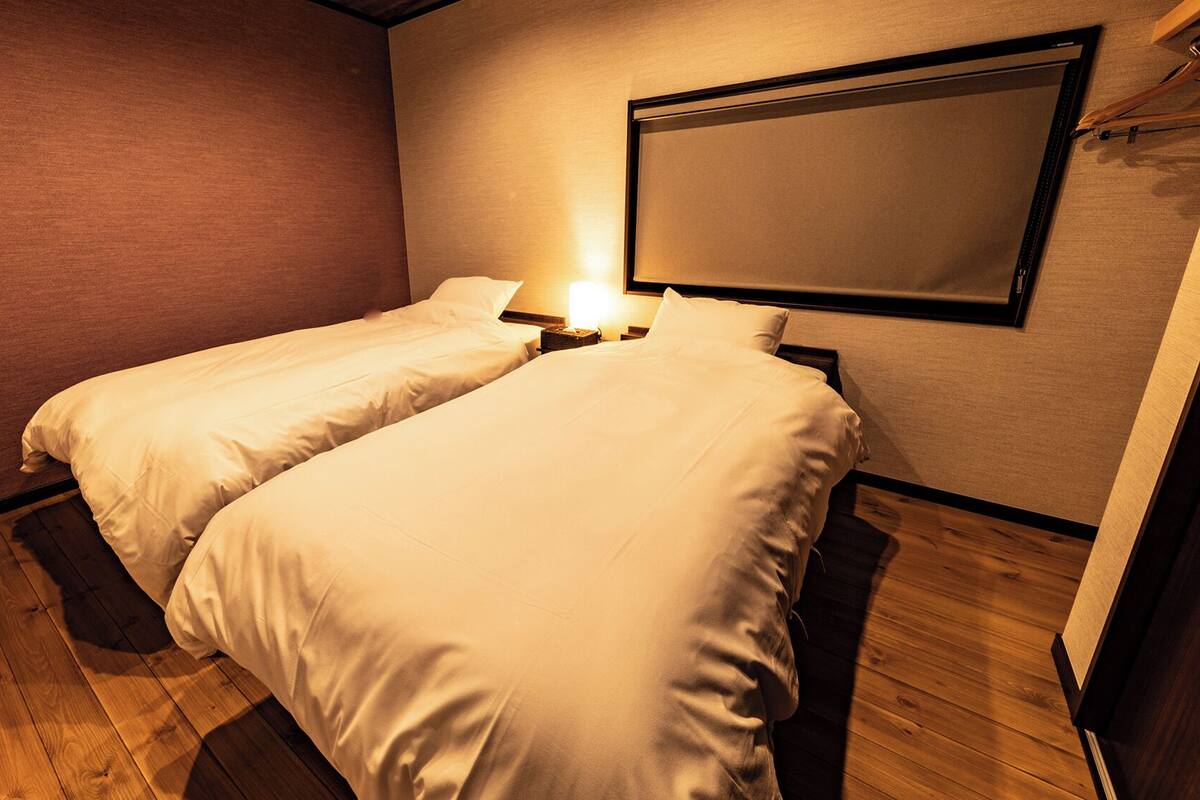 Blackout drapes, free WiFi, bed sheets