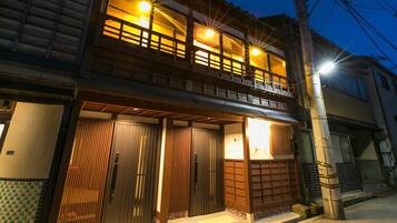 Facciata della struttura - sera/notte