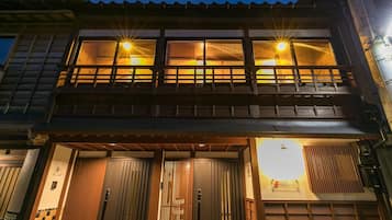 住宿正面 (夜晚)