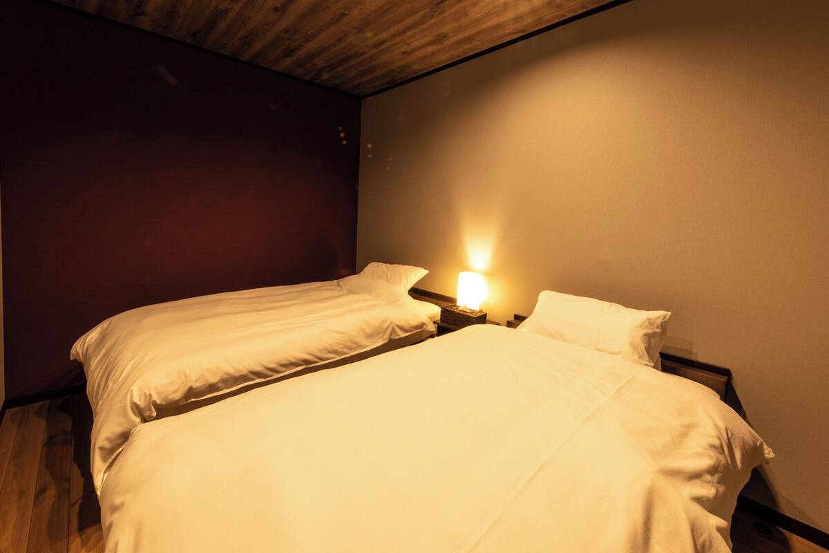 Blackout drapes, free WiFi, bed sheets