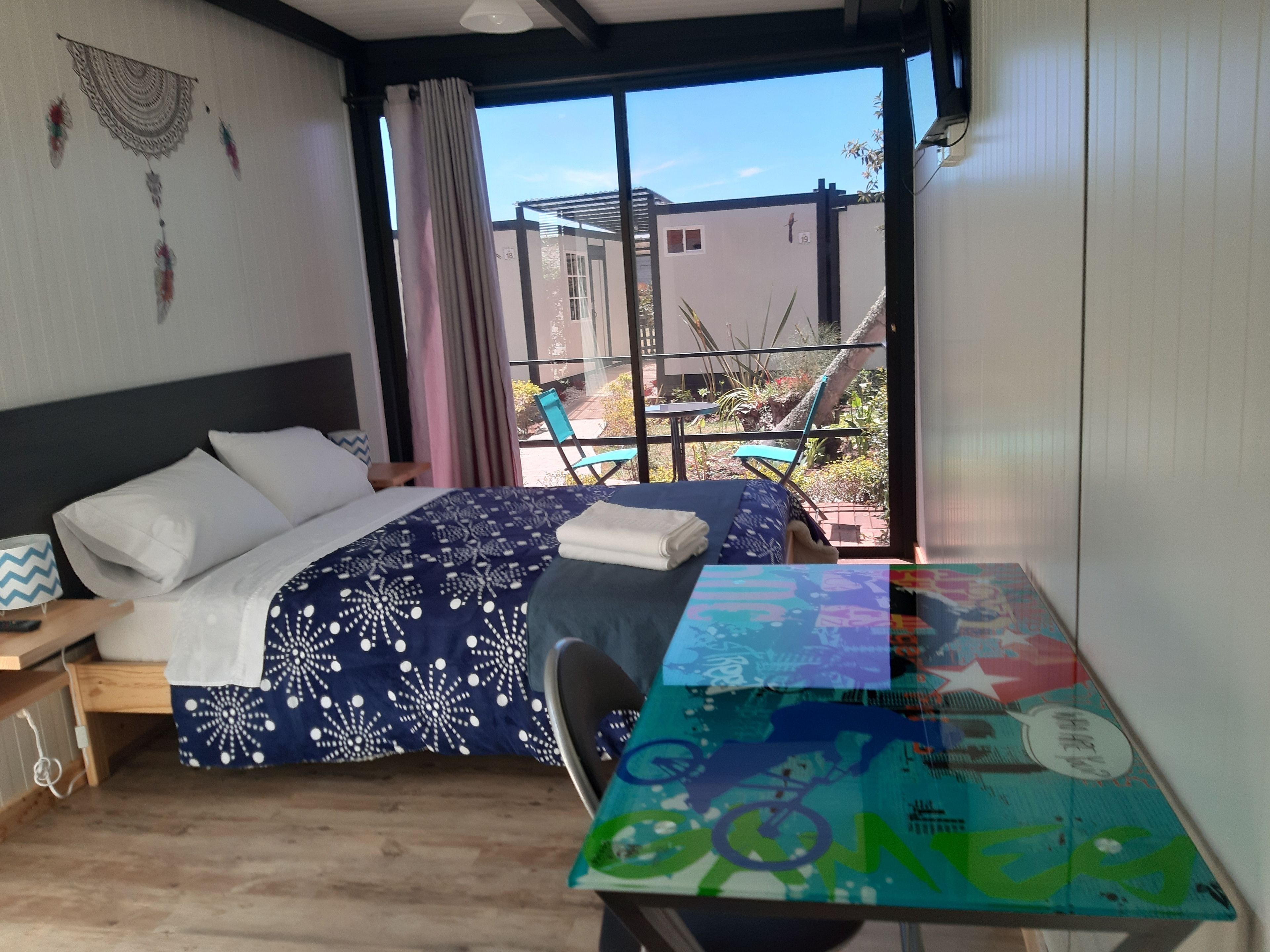 Ropa de cama de alta calidad, muebles diferentes y cortinas blackout 