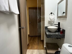 高級客房, 1 張特大雙人床 | 浴室 | 淋浴設備、名牌盥洗用品、毛巾、肥皂