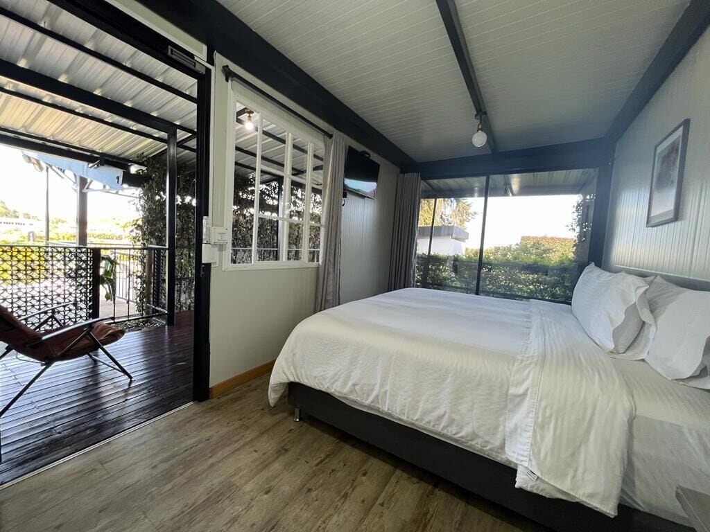 Ropa de cama de alta calidad, muebles diferentes y cortinas blackout 