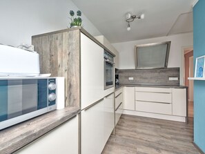 Een koelkast, een magnetron, een oven, een vaatwasser