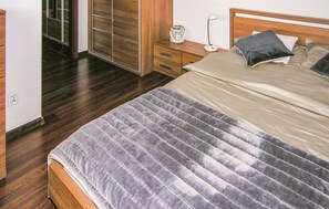 1 bedroom, bed sheets