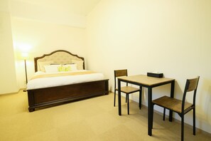 룸 (Reserved Floor up to 8 Guests) | 책상, 암막 커튼, 무료 WiFi,   침대 시트