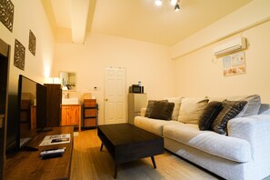 Phòng (Reserved Floor up to 8 Guests) | Phòng khách | TV 