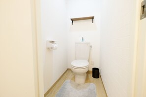 Phòng (Reserved Floor up to 8 Guests) | Phòng tắm | Buồng tắm vòi sen, đồ dùng nhà tắm miễn phí, khăn tắm 