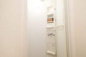 Habitación (Reserved Floor up to 8 Guests) | Regadera en el baño