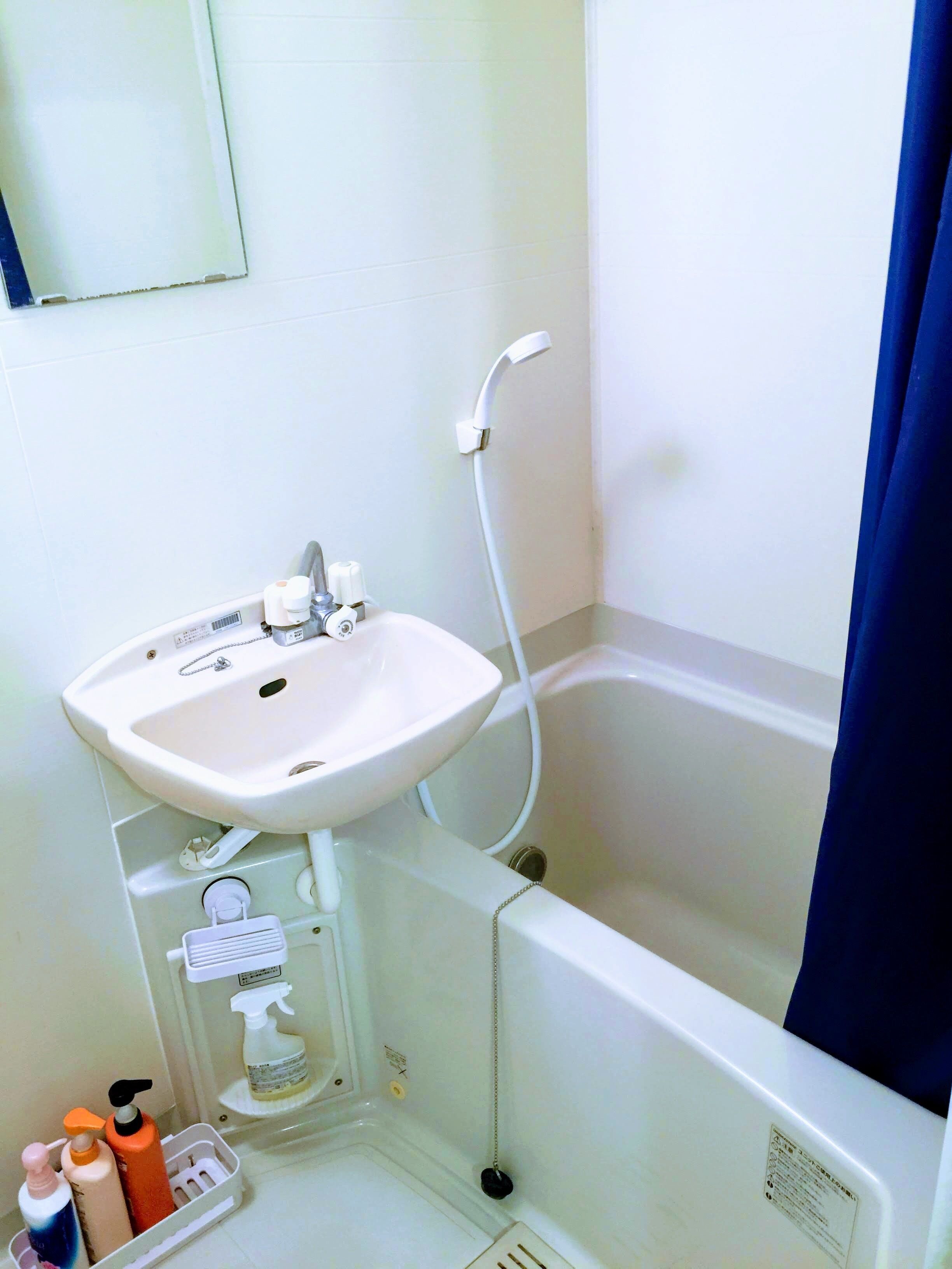 Family Suite | Bathroom | Combined shower/tub, deep soaking tub, free toiletries, hair dryer
