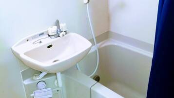 Family Suite | Bathroom | Combined shower/tub, deep soaking tub, free toiletries, hair dryer