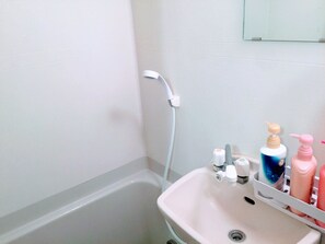Junior Suite | Bathroom | Combined shower/tub, deep soaking tub, free toiletries, hair dryer - Yoron Tandy-House (Yoron)
