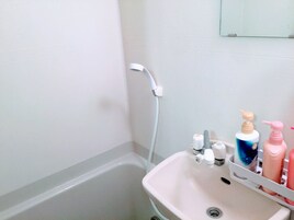 Junior Suite | Bathroom | Combined shower/tub, deep soaking tub, free toiletries, hair dryer