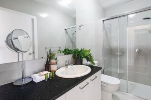 Apartment | Bathroom | Shower, free toiletries, hair dryer, towels - Heart of Highett Apartment by Ready Set Host (Highett)