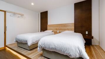Japanese Twin Room, Non Smoking | Free WiFi, bed sheets