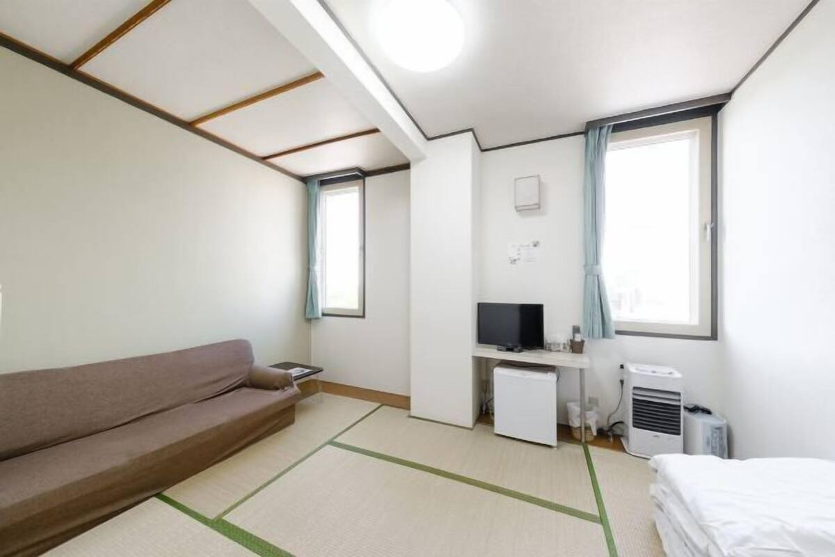 Área de sala de estar | Televisión de pantalla plana de 36 pulgadas con canales por cable