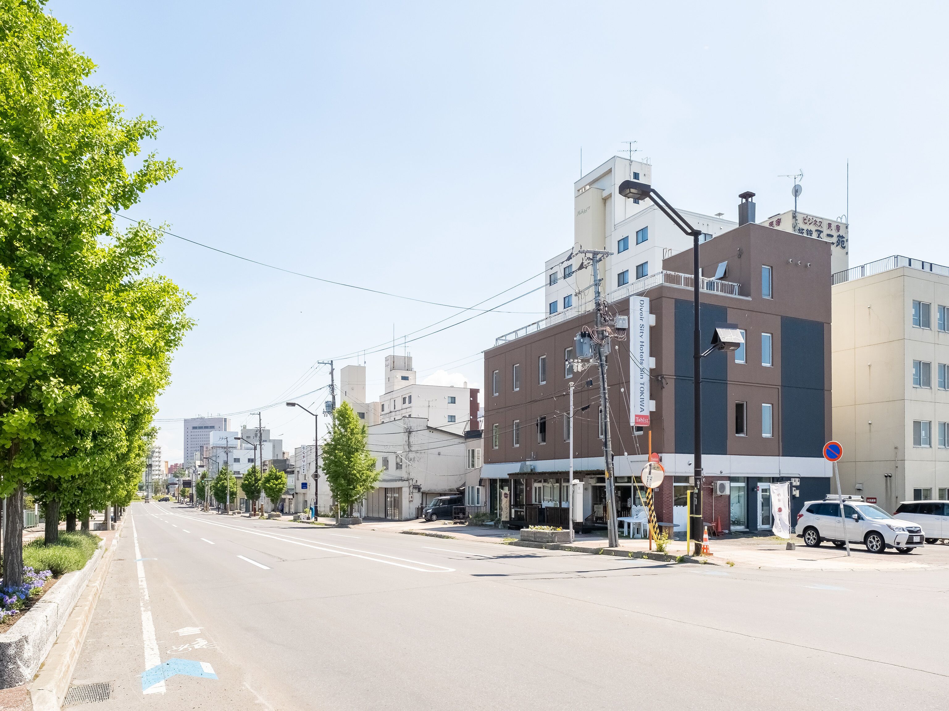 A street view with a hotel named "Dual Stv Hotels Shin Tokyowa" on the right.