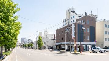 A street view with a hotel named "Dual Stv Hotels Shin Tokyowa" on the right.