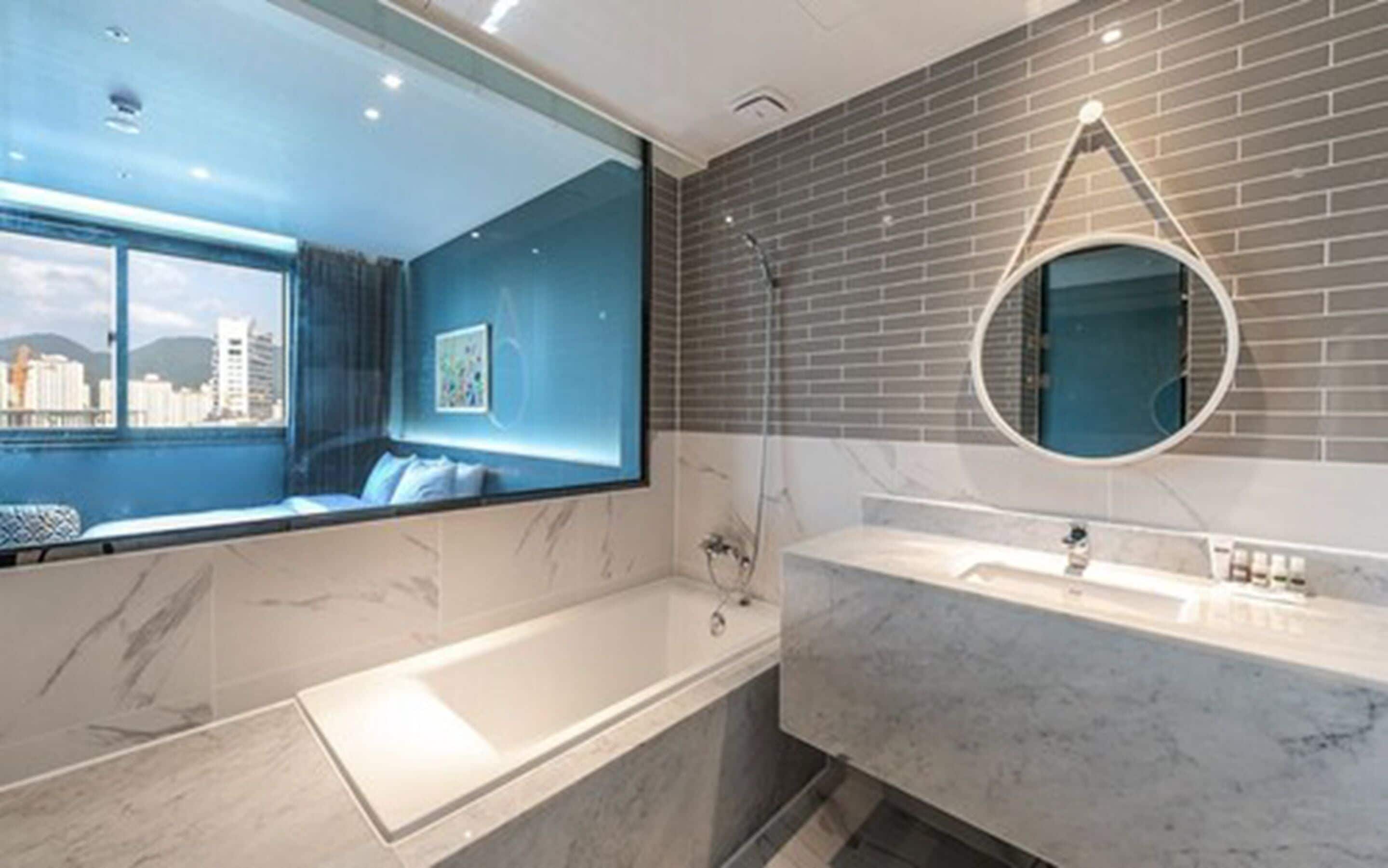 deluxe double room, river view | bathroom | combined shower/bathtub, free toiletries, hair dryer, bathrobes