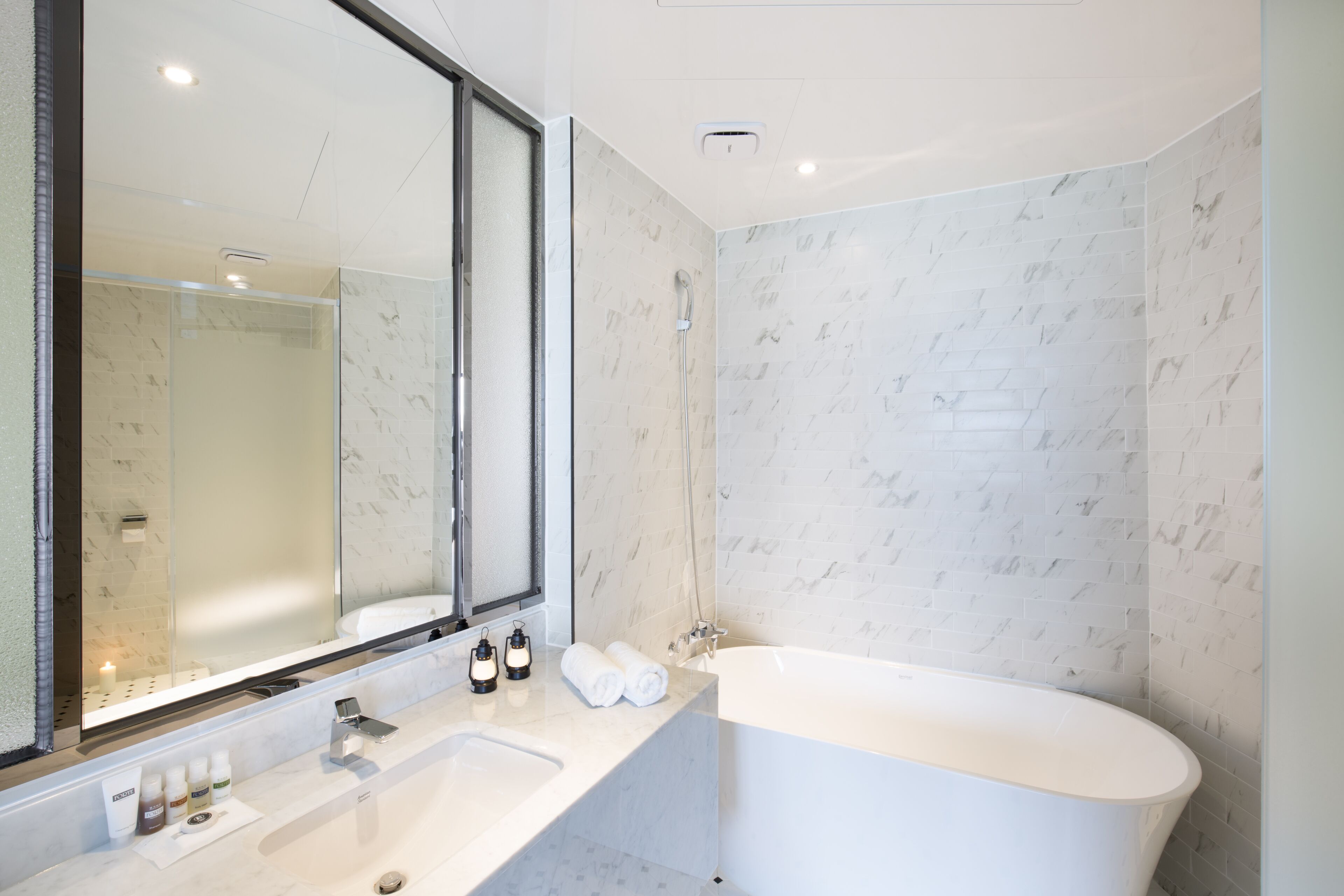 junior suite, river view | bathroom | combined shower/bathtub, free toiletries, hair dryer, bathrobes