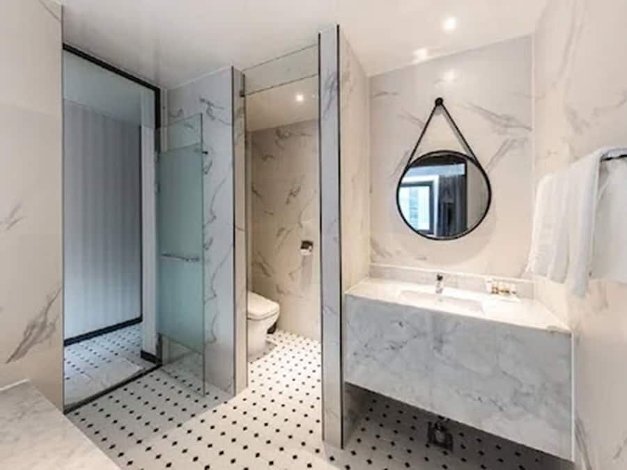 Standard-Doppelzimmer, Stadtblick | Badezimmer | Duschwanne, kostenlose Toilettenartikel, Haartrockner, Bademäntel