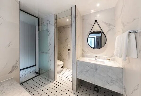 Habitació doble estàndard, vistes a la ciutat | Bany | Combinació de dutxa i banyera i articles de tocador gratuïts 
