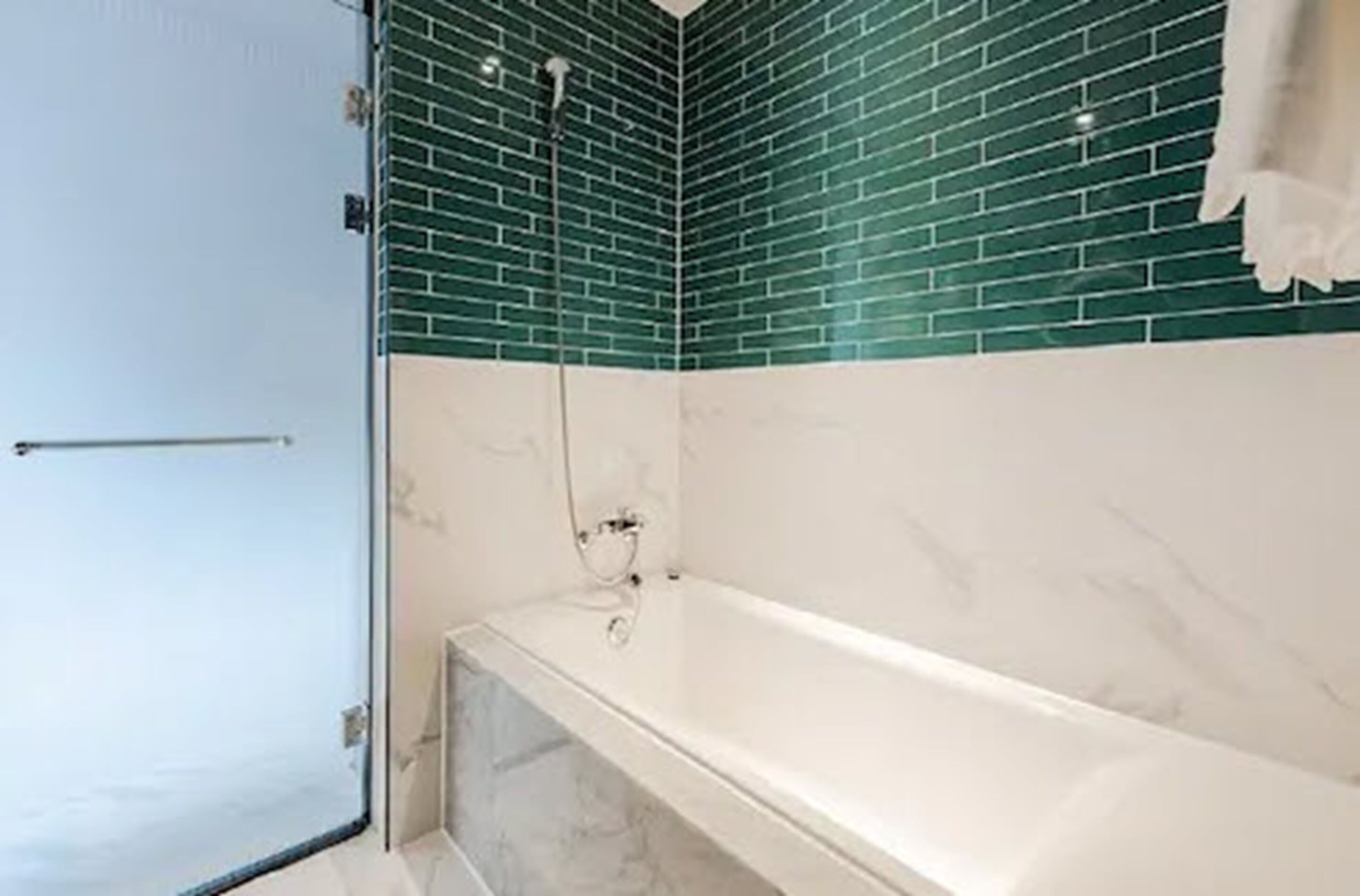 standard twin room, city view | bathroom | combined shower/bathtub, free toiletries, hair dryer, bathrobes