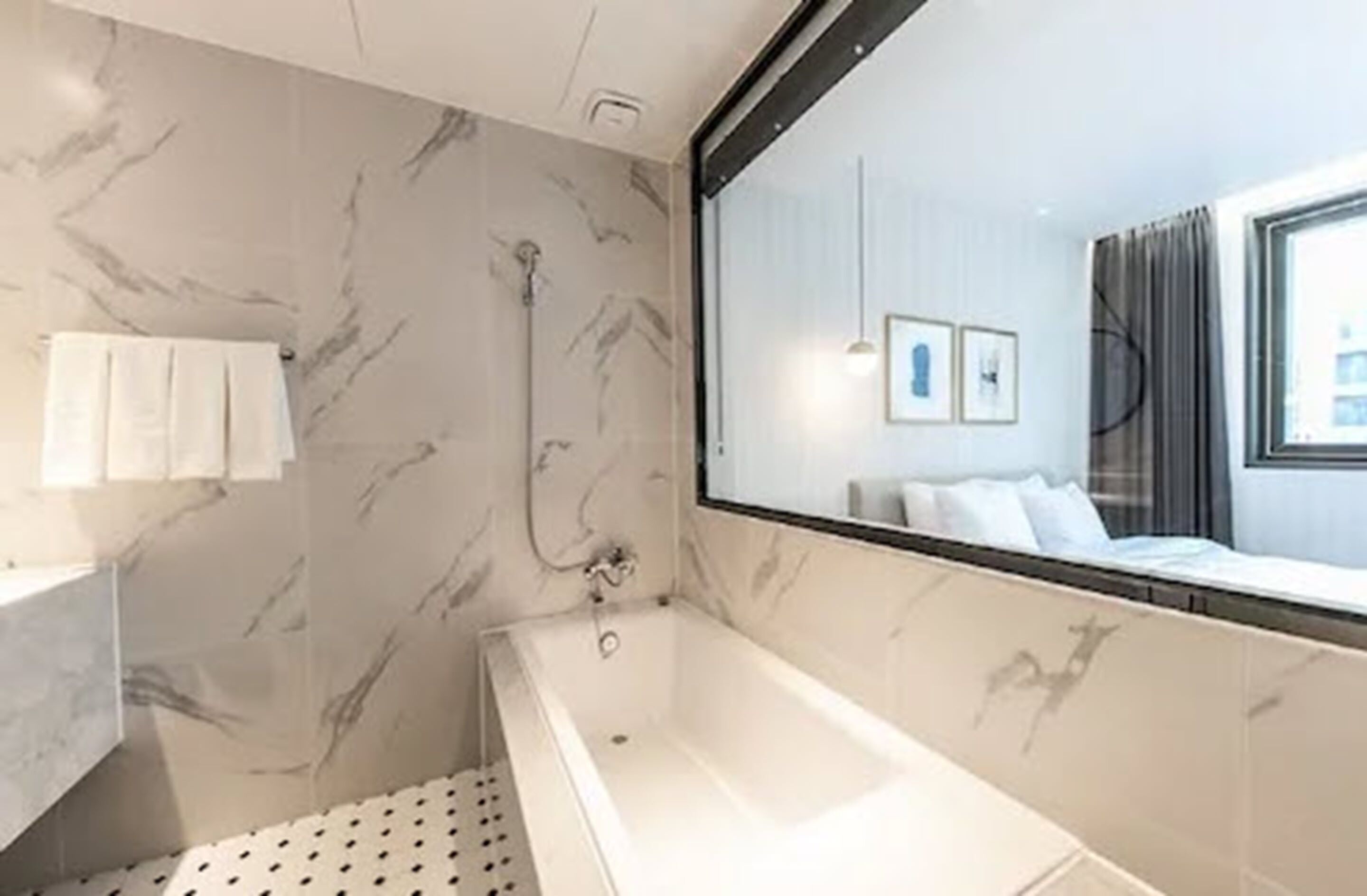 standard double room, city view | bathroom | combined shower/bathtub, free toiletries, hair dryer, bathrobes