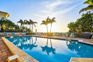 Una piscina al aire libre, una piscina climatizada