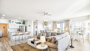 Een modern appartement met een woonkamer, eetgedeelte en keuken.
