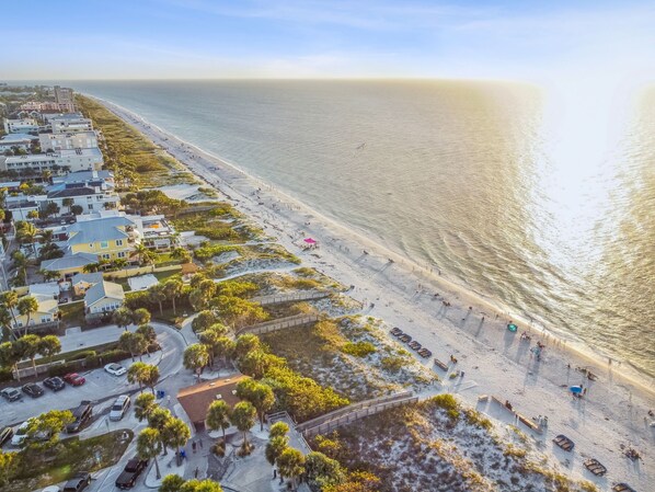Plage, chaises longues, serviettes de plage