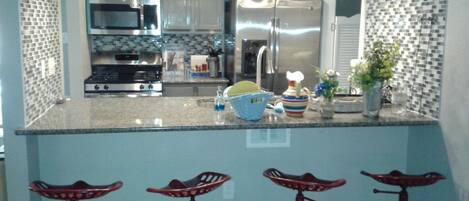 Kylskåp, mikrovågsugn, ugn och spishäll