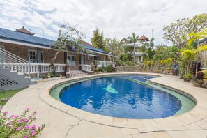 Outdoor pool - Bali Aman Darling House (Tibubeneng)