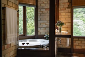 Standardalpehytte - 1 queensize-seng | Premium-sengetøj, dundyner, senge med topmadrasser, minibar