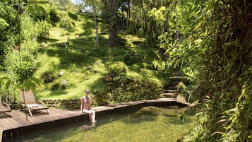 Piscina externa, espreguiçadeiras