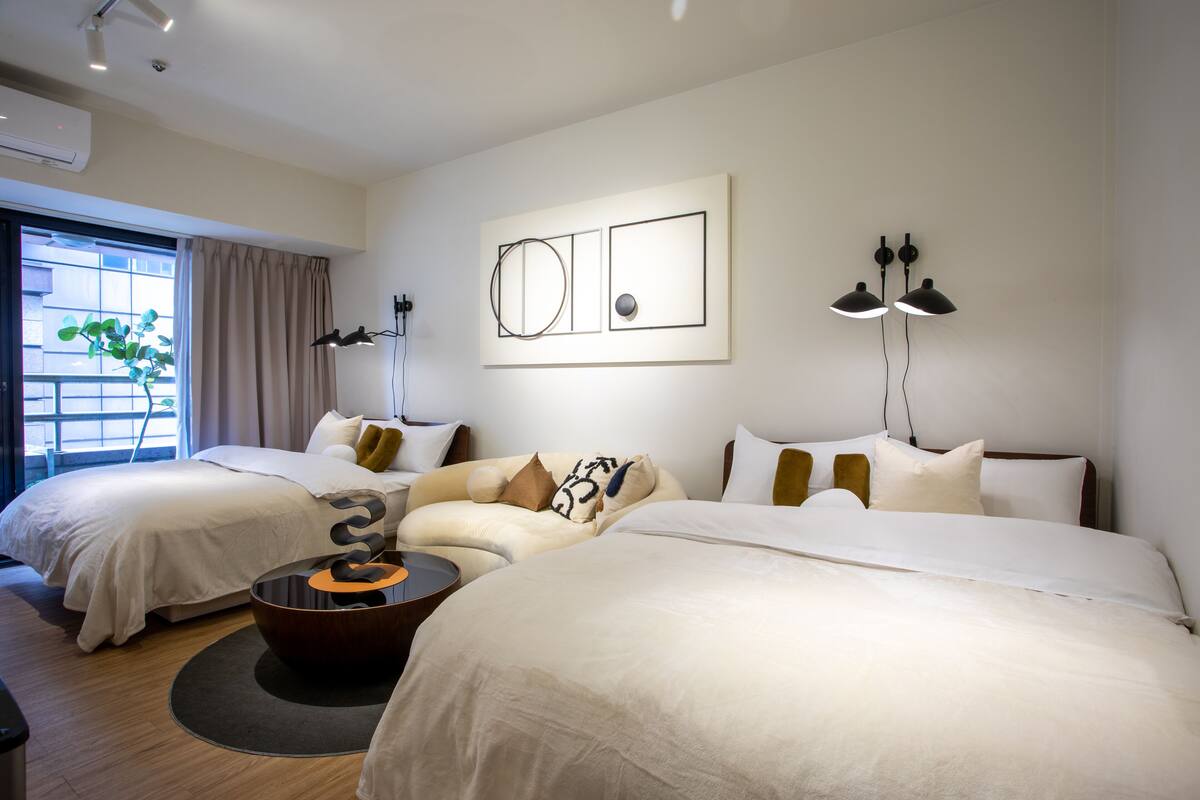 Habitación cuádruple estándar | Escritorio, cortinas opacas, wifi gratis y ropa de cama