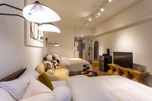 Desk, blackout curtains, free WiFi, bed sheets - Sleep Inn B&B (Taipei)