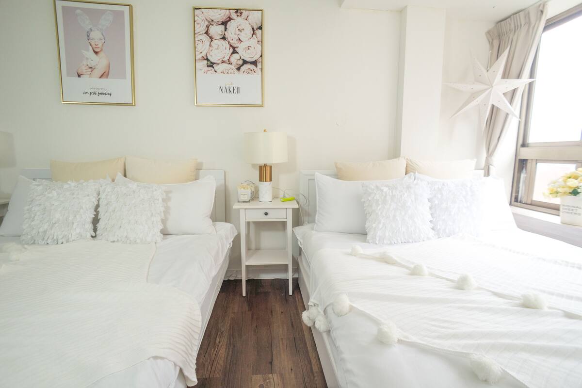 Habitación familiar (13) | Escritorio, cortinas opacas, wifi gratis y ropa de cama