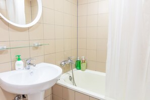 Shower, hair dryer, slippers, towels - Sleep Inn B&B (Taipei)