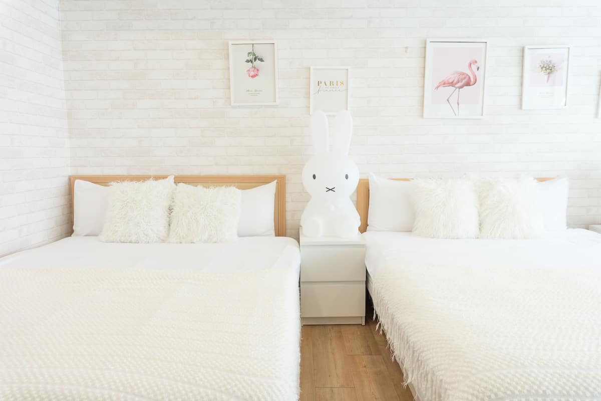 Habitación familiar (23) | Escritorio, cortinas opacas, wifi gratis y ropa de cama