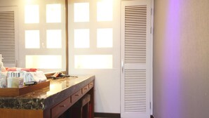Une salle de bain équipée d’un meuble-lavabo, d’un porte-serviettes et d’un miroir.