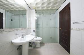Chambre Supérieure | Salle de bain | Articles de toilette gratuits, sèche-cheveux, serviettes fournies, savon