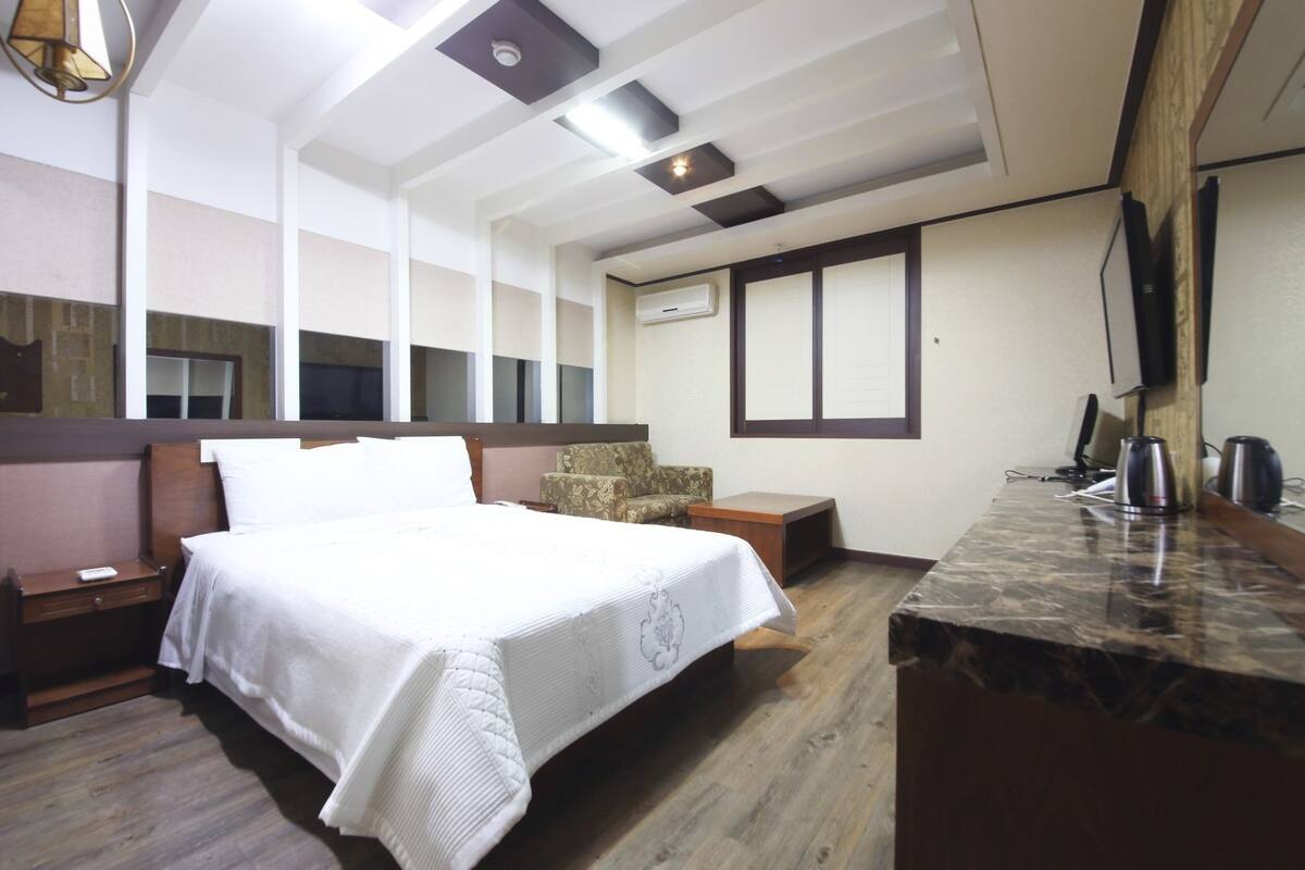 Standard Room | WiFi (free), bed sheets