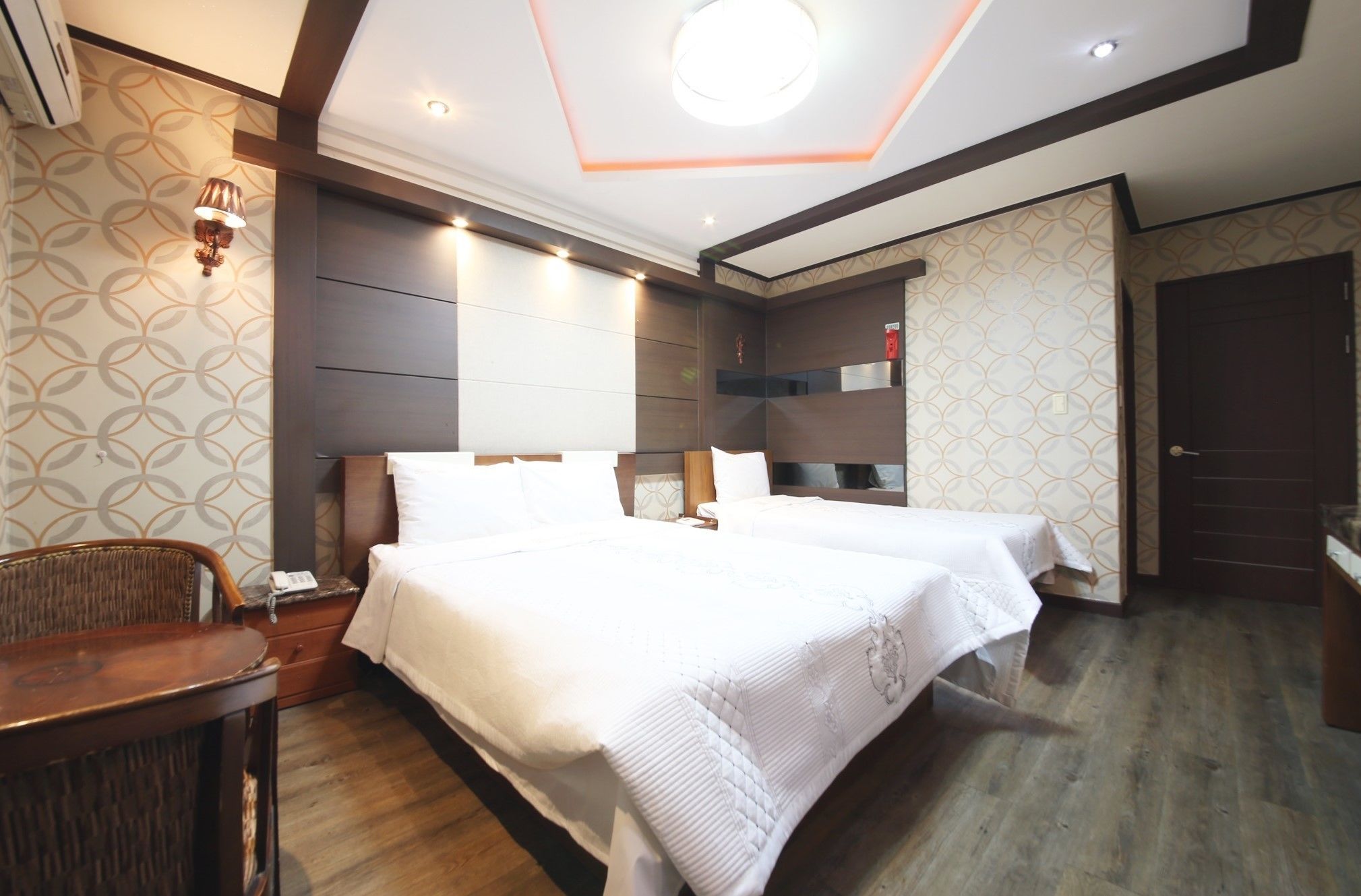 Una habitación de hotel con dos camas, un escritorio y una silla.